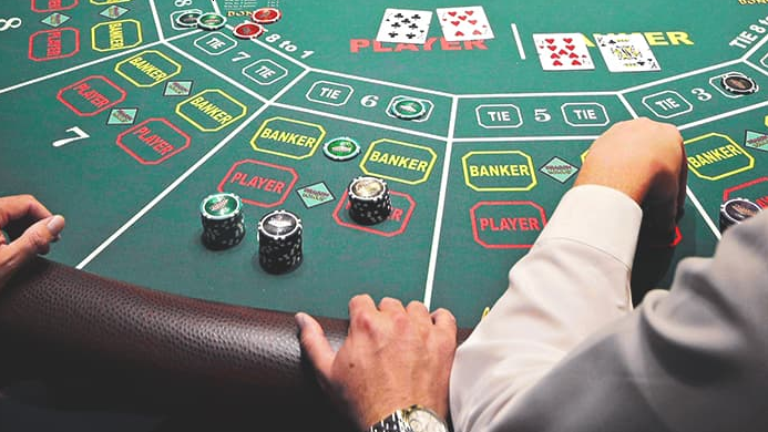 Bài Baccarat dùng 4 đến 8 bộ bài 52 lá trộn vào nhau