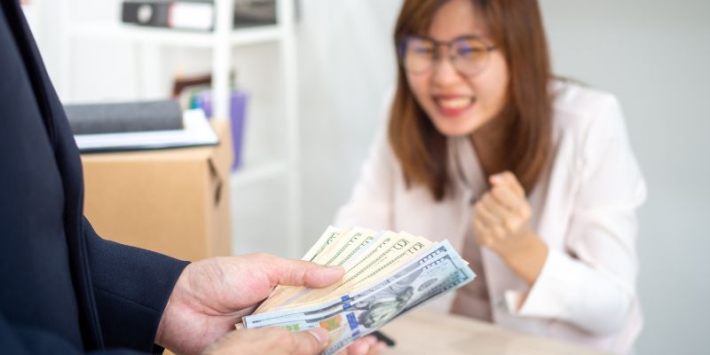 Khám phá ý nghĩa bí ẩn khi nằm mơ thấy người ta cho tiền